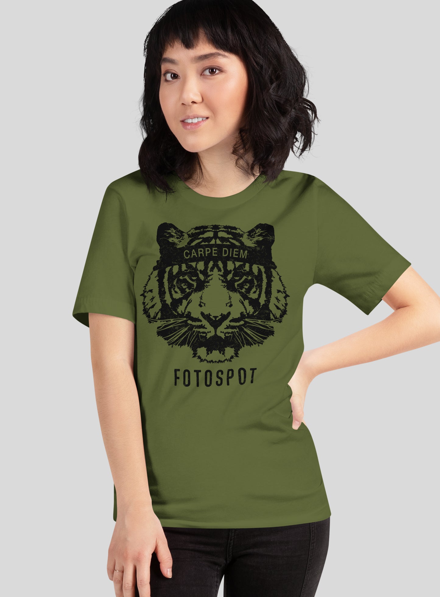 Unisex: Fotospot Carpe Diem Tee - Olive